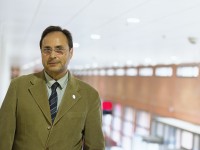 El profesor Soler en la Facultad de Economía de Valencia. Foto: Sergi Albir.